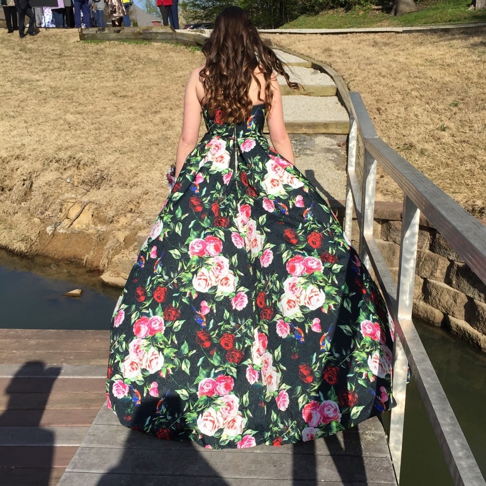 Floral Sherri Hill Prom Dress!!